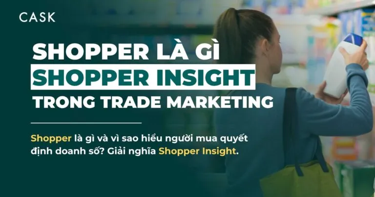 ảnh bìa bài viết với nữ shopper đang lấy chai nhựa trắng trên kệ siêu thị